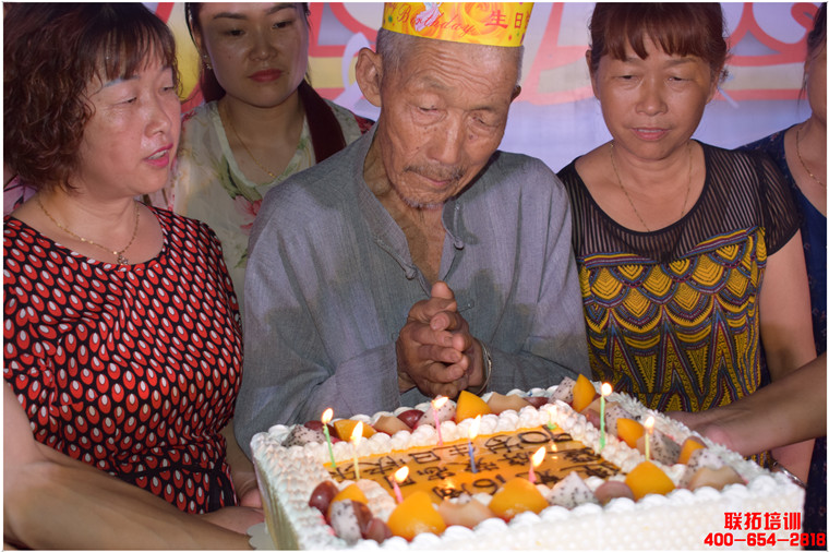 成都联拓拓展培训  400-654-2818  文艺汇演